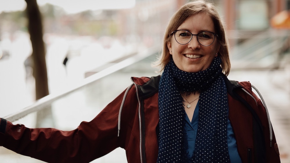 Das Foto zeigt Henrike Van Santvoort, die Leiterin der Hundeschule "Unser Bester Freund" aus Hamburg
